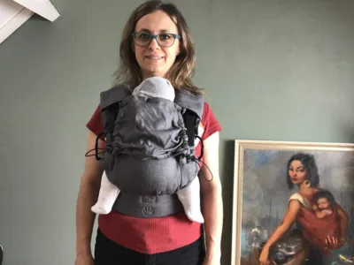 Pasgeborene baby in draagzak