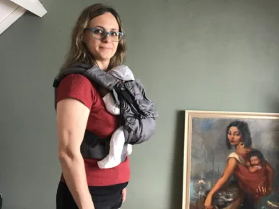 Pasgeborene baby in draagzak