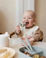 Mushie - Fresh Food Feeder - Sage - Afbeelding 2